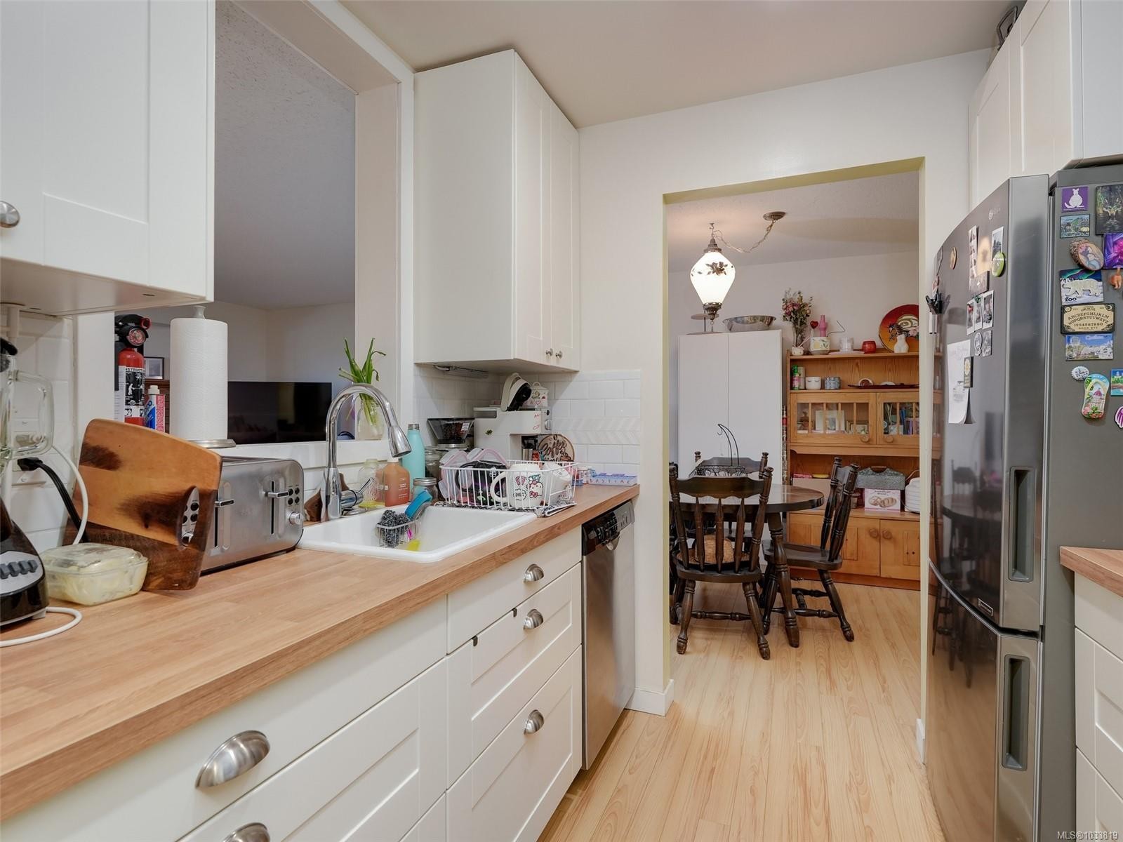 #301-9900 Fifth St, Sidney, BC - Indoor Photo Showing Kitchen