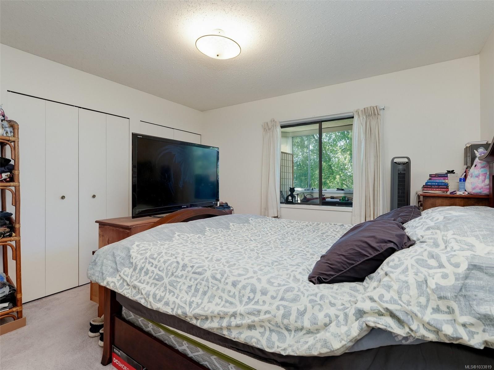 #301-9900 Fifth St, Sidney, BC - Indoor Photo Showing Bedroom