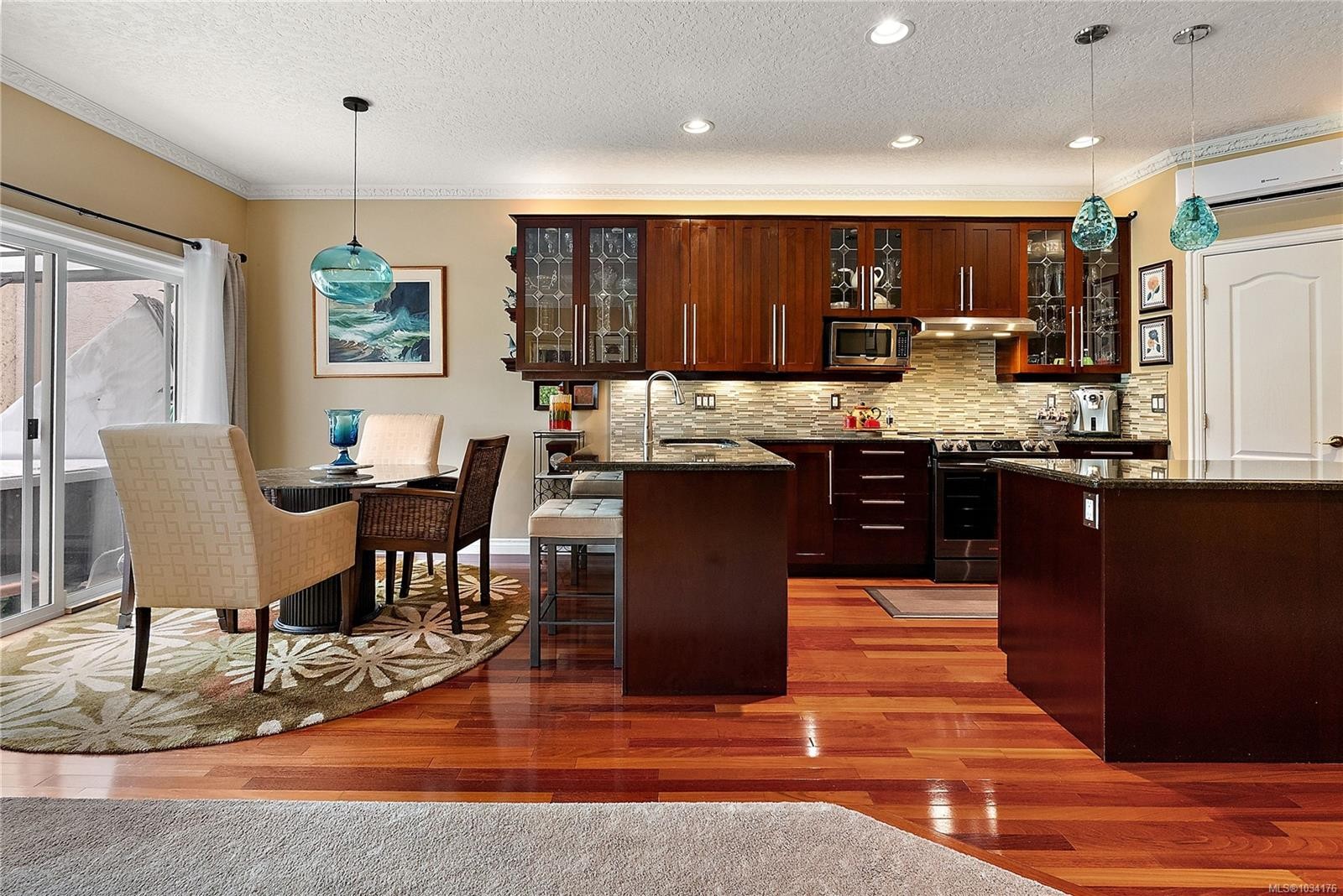 9713 Second St, Sidney, BC - Indoor Photo Showing Kitchen With Upgraded Kitchen