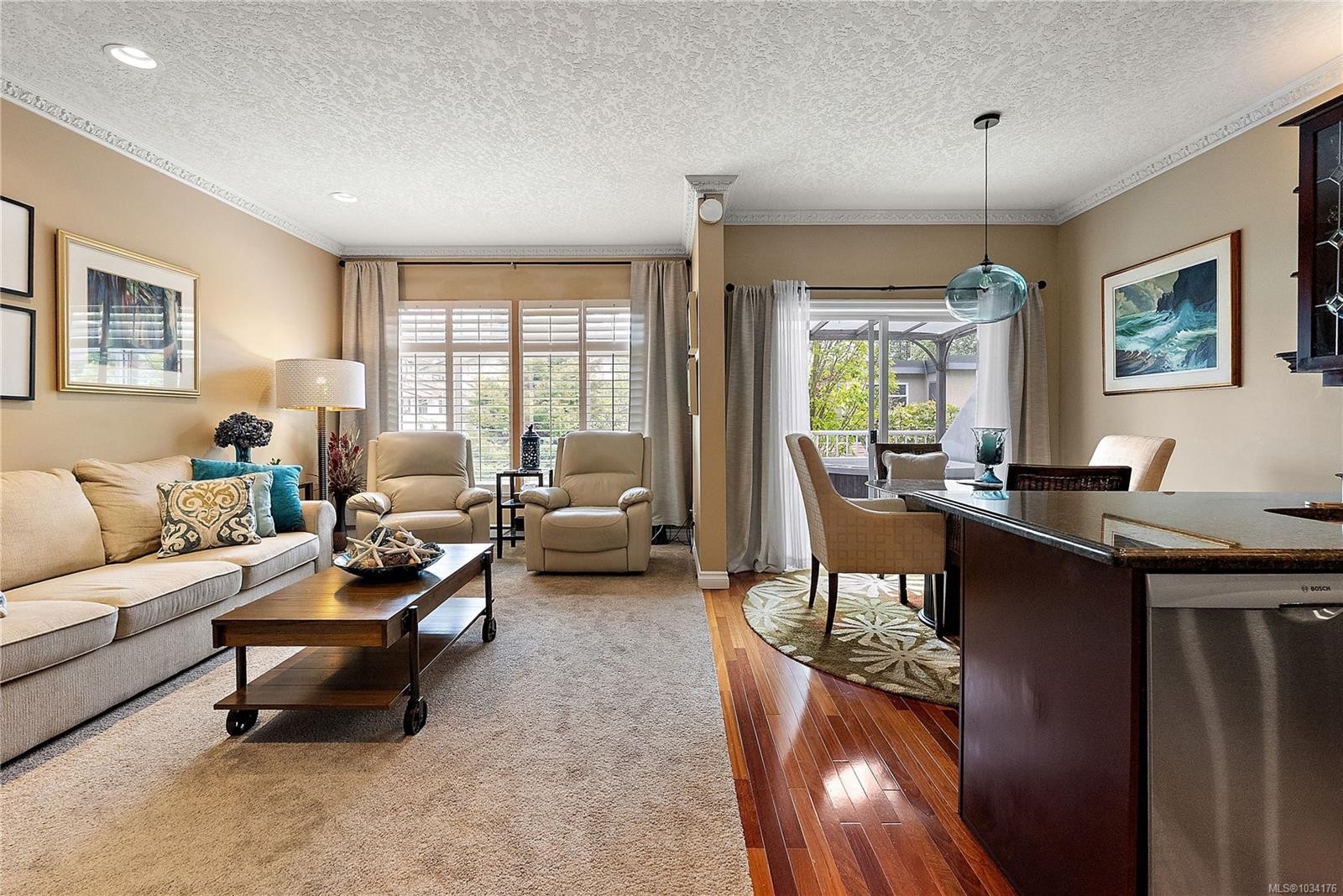 9713 Second St, Sidney, BC - Indoor Photo Showing Living Room