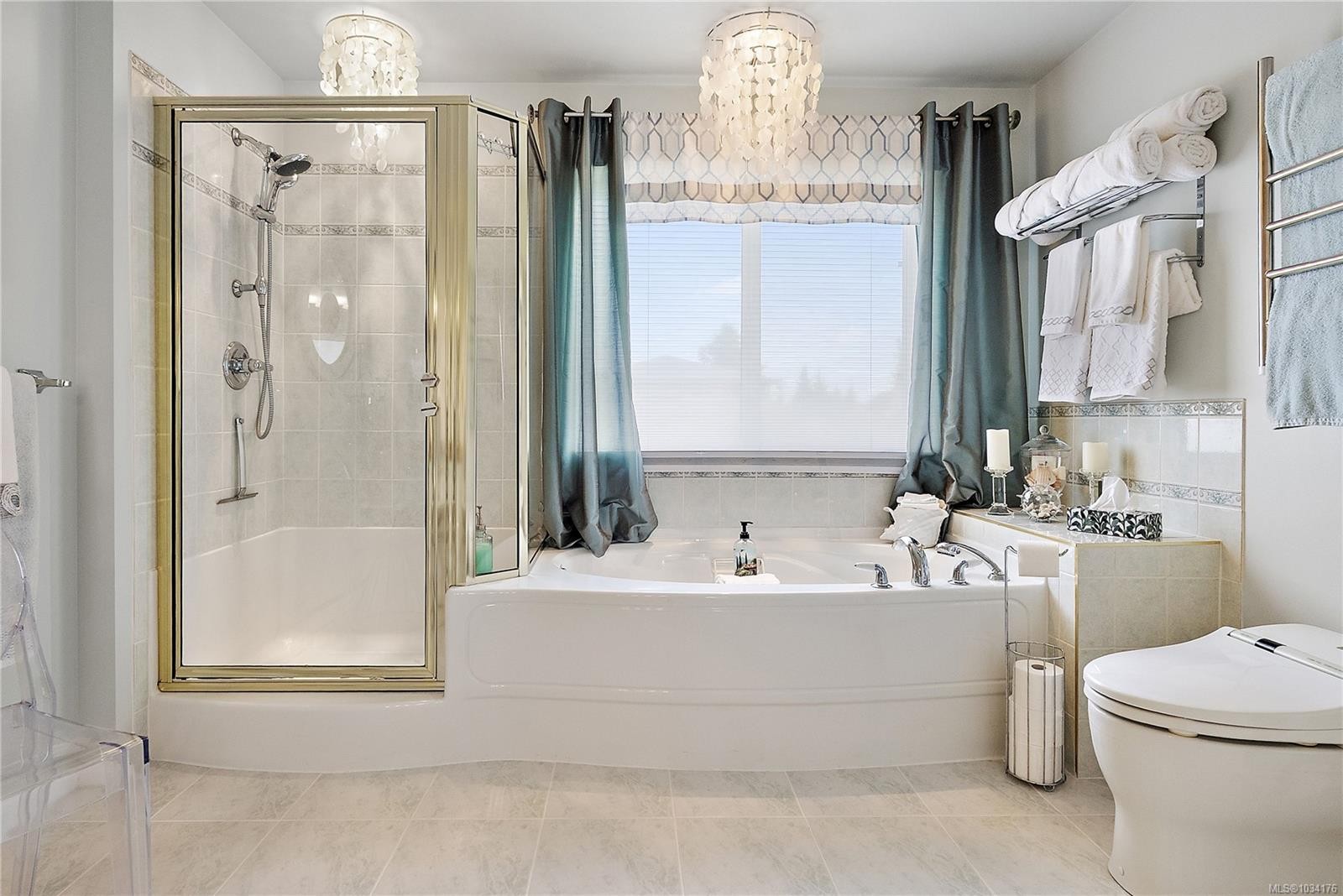 9713 Second St, Sidney, BC - Indoor Photo Showing Bathroom