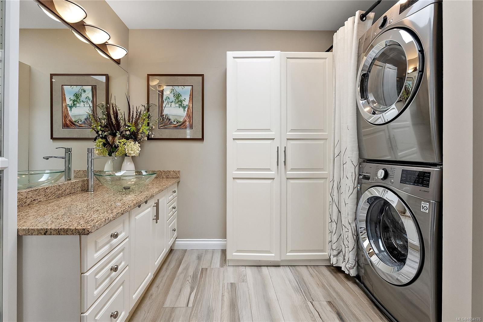 9713 Second St, Sidney, BC - Indoor Photo Showing Laundry Room