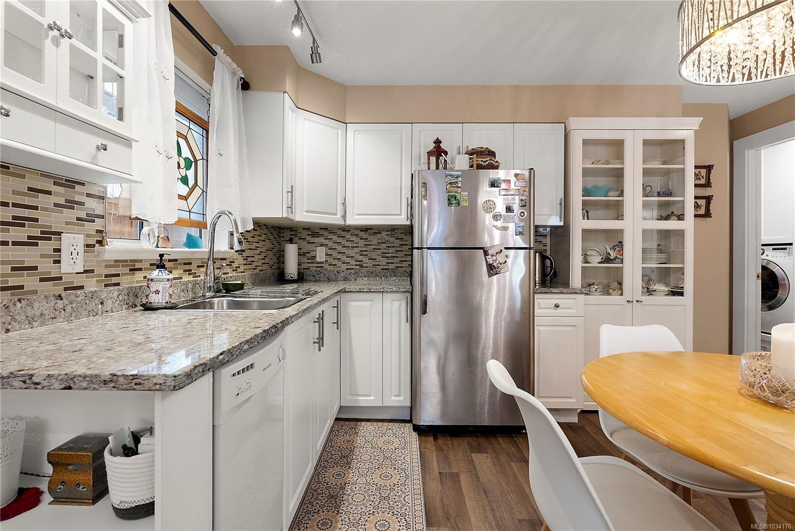 9713 Second St, Sidney, BC - Indoor