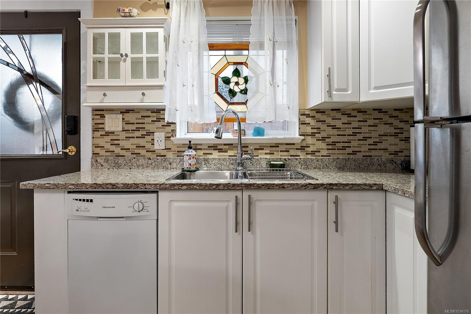 9713 Second St, Sidney, BC - Indoor Photo Showing Kitchen With Double Sink