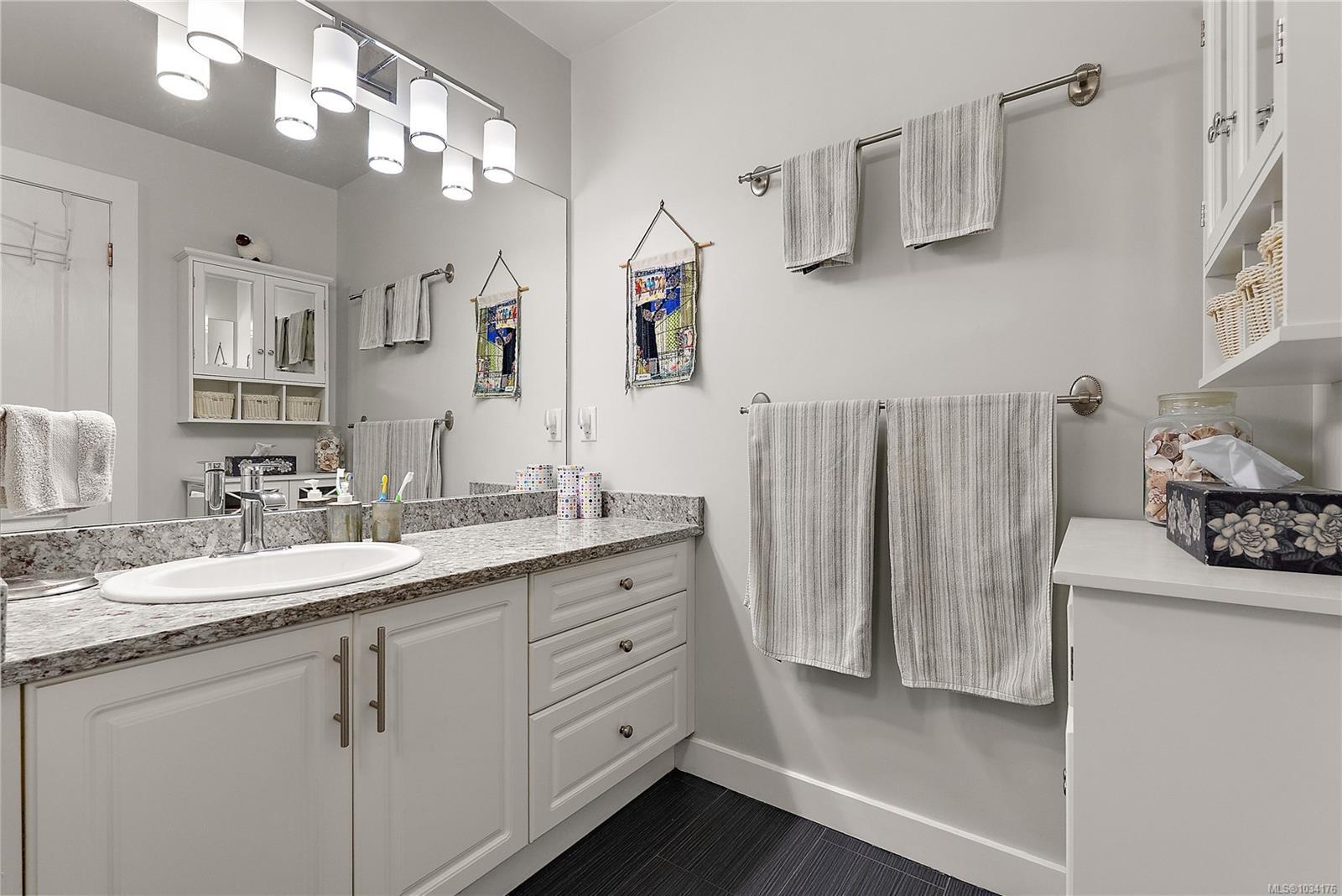 9713 Second St, Sidney, BC - Indoor Photo Showing Bathroom