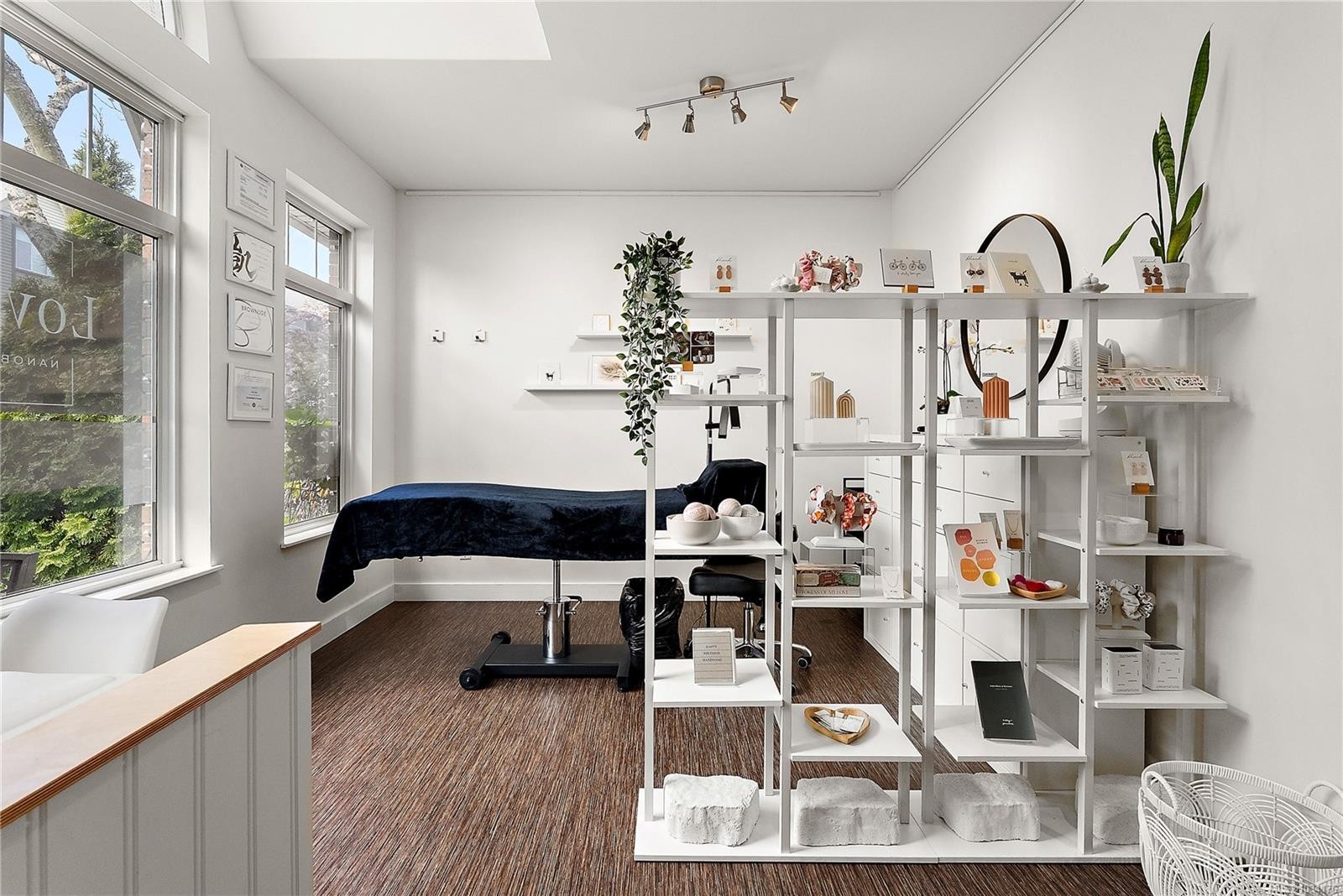 9713 Second St, Sidney, BC - Indoor