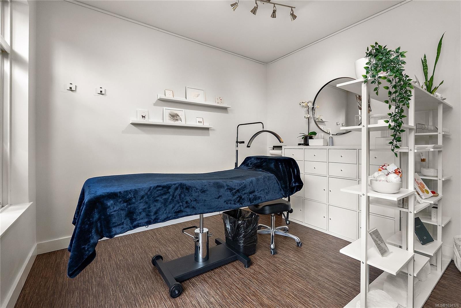 9713 Second St, Sidney, BC - Indoor