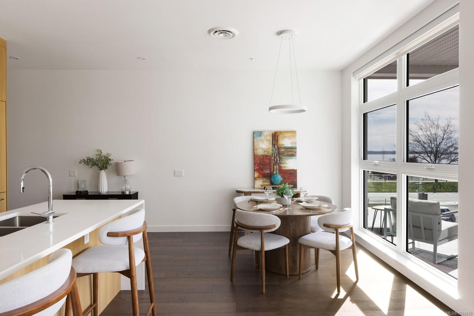 #206-9570 Fifth St, Sidney, BC - Indoor