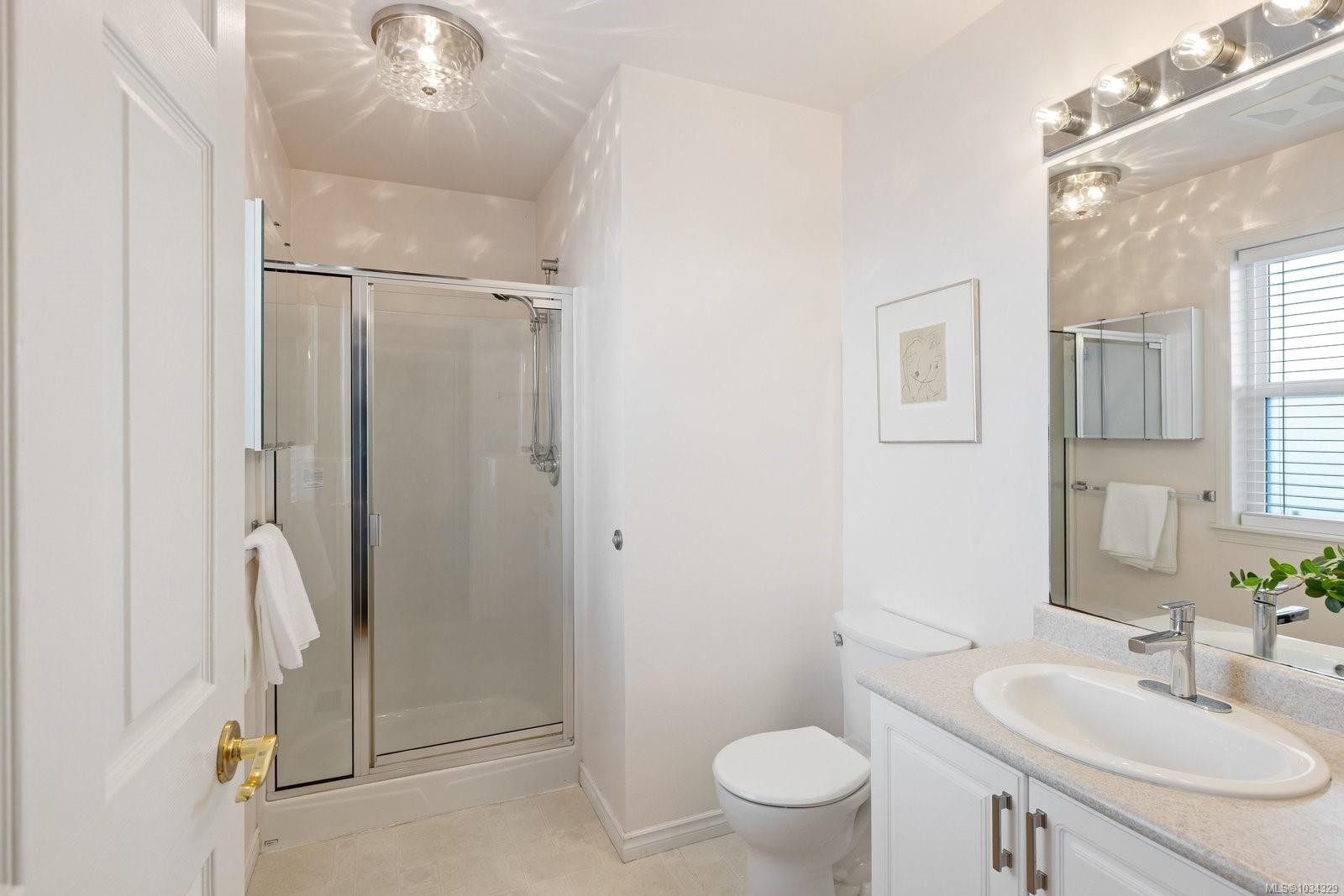 1-9875 Third St, Sidney, BC - Indoor Photo Showing Bathroom
