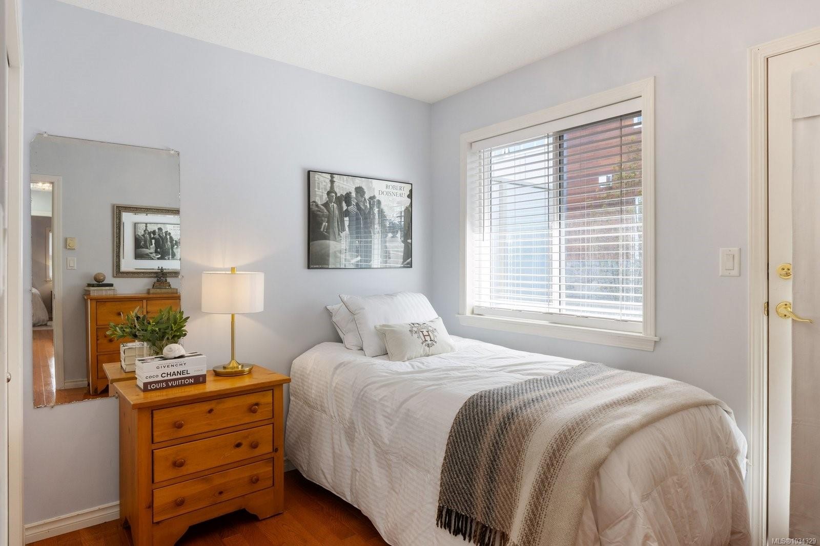 1-9875 Third St, Sidney, BC - Indoor Photo Showing Bedroom