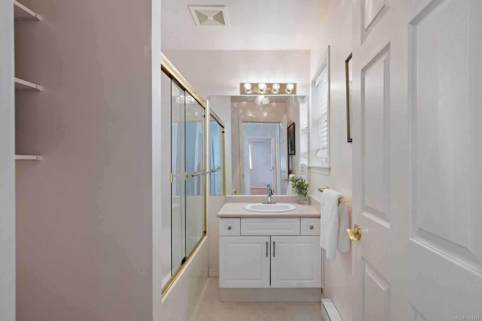 1-9875 Third St, Sidney, BC - Indoor Photo Showing Bathroom