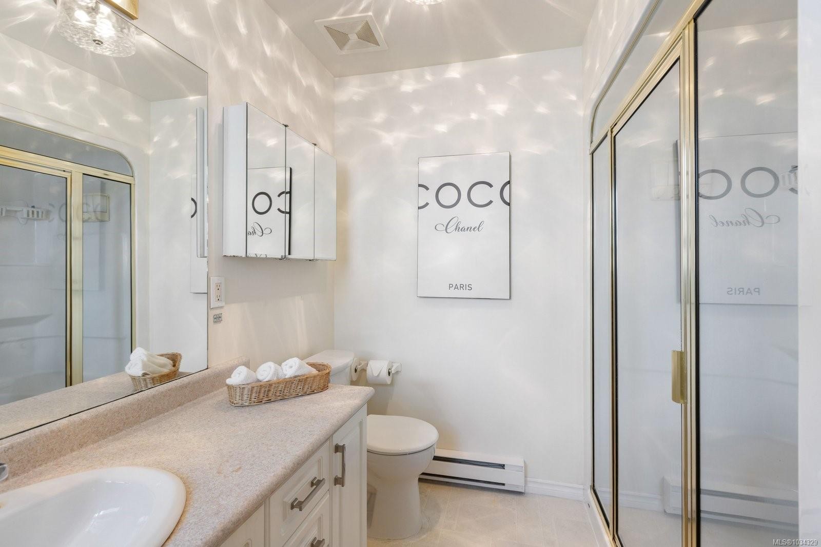 1-9875 Third St, Sidney, BC - Indoor Photo Showing Bathroom