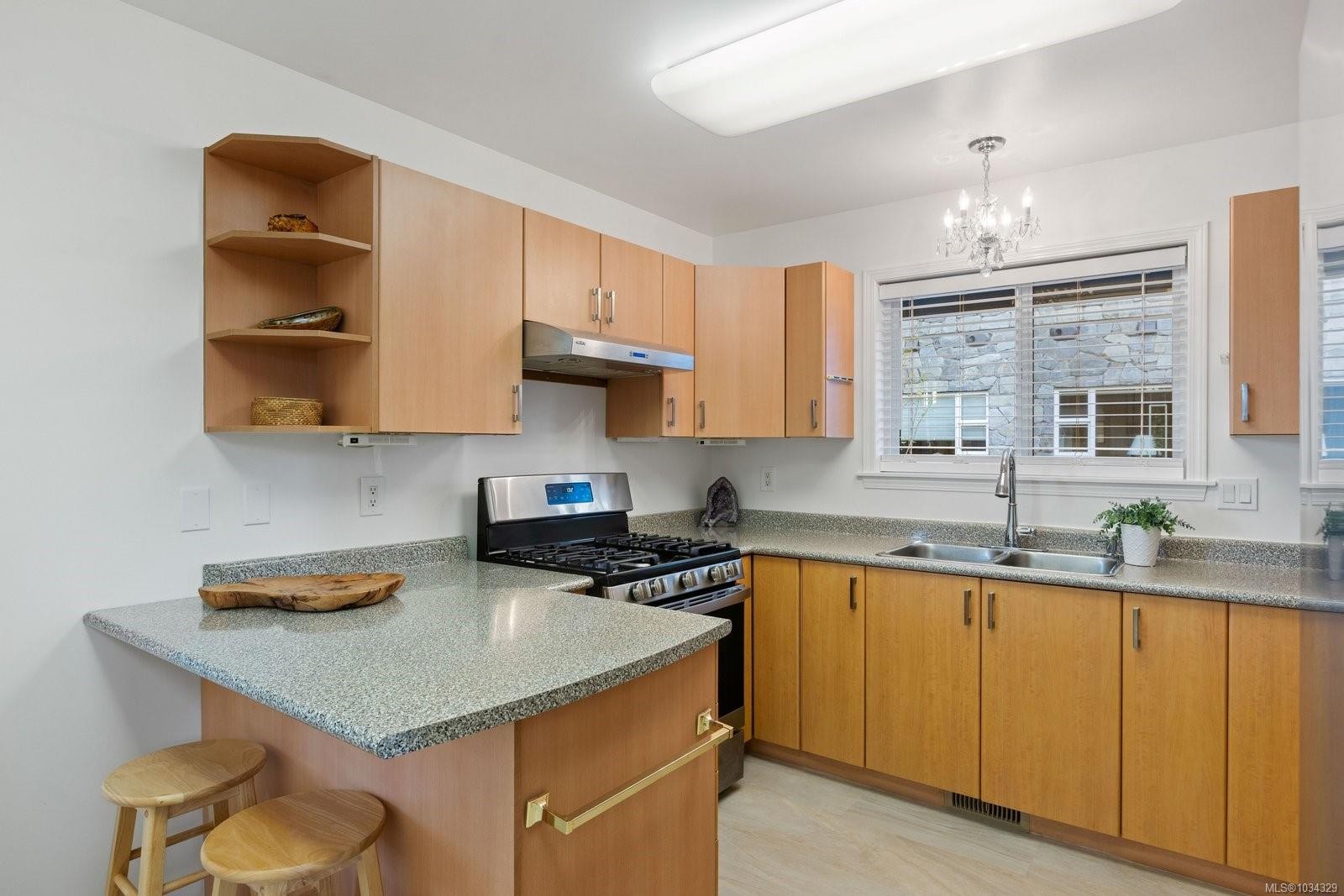 1-9875 Third St, Sidney, BC - Indoor Photo Showing Kitchen With Double Sink