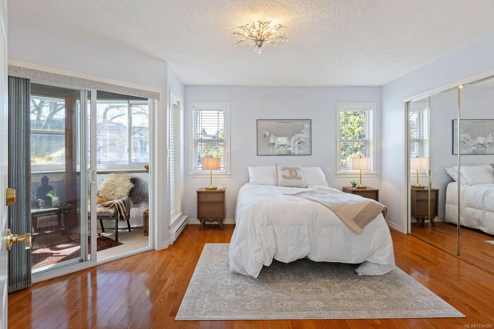 1-9875 Third St, Sidney, BC - Indoor Photo Showing Bedroom