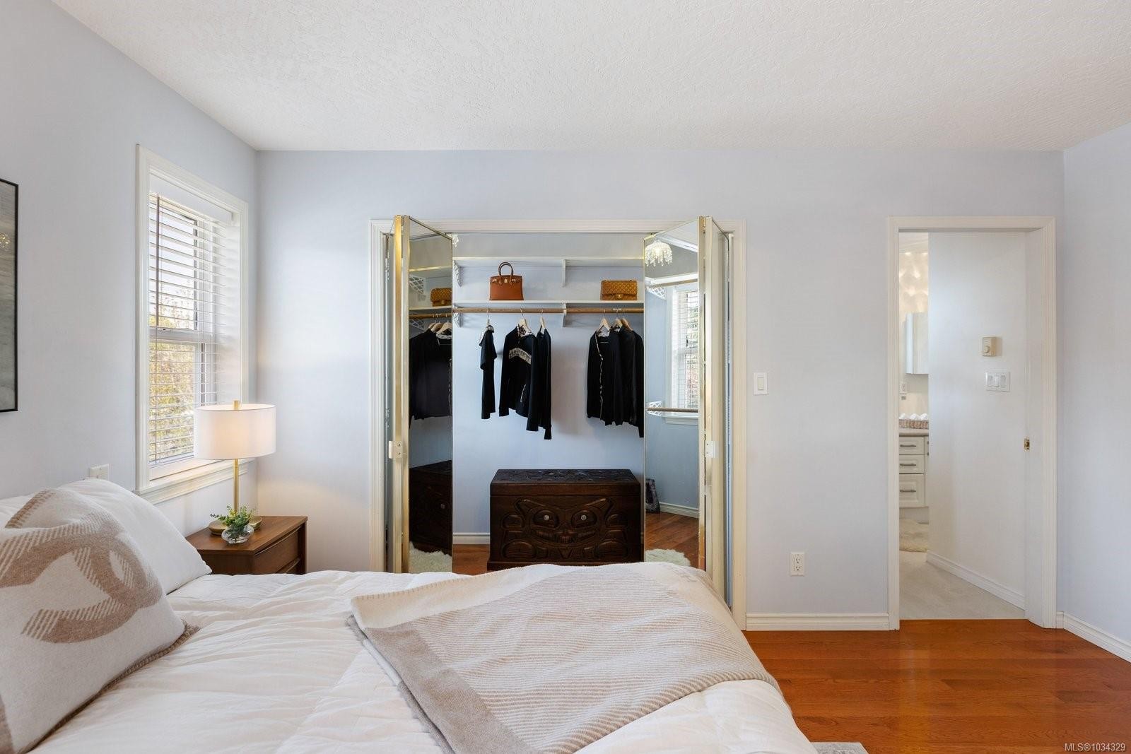 1-9875 Third St, Sidney, BC - Indoor Photo Showing Bedroom
