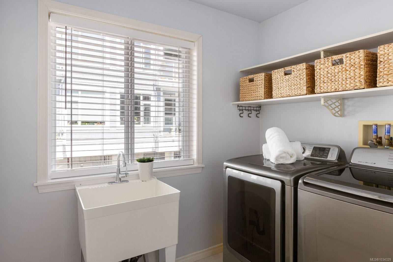 1-9875 Third St, Sidney, BC - Indoor Photo Showing Laundry Room