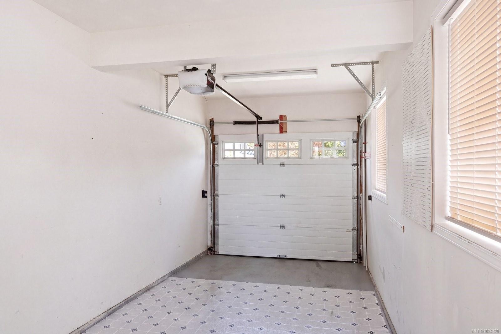 1-9875 Third St, Sidney, BC - Indoor Photo Showing Garage