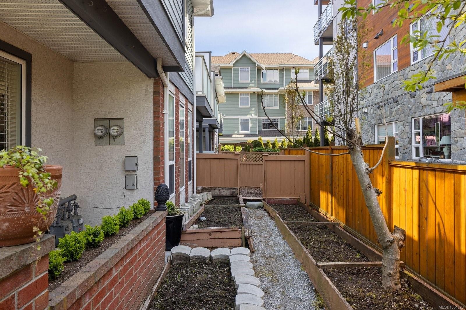 1-9875 Third St, Sidney, BC - Outdoor