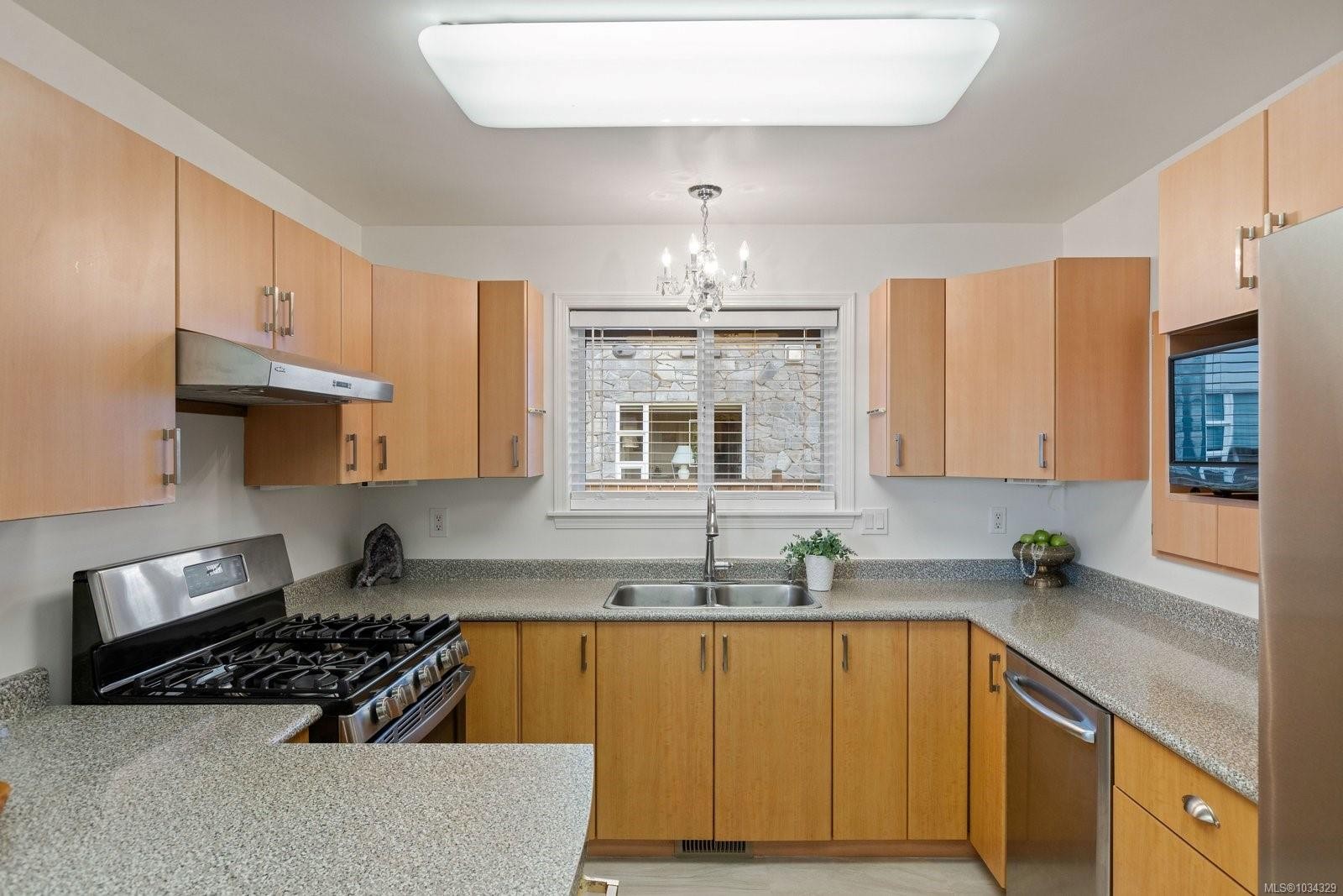 1-9875 Third St, Sidney, BC - Indoor Photo Showing Kitchen With Double Sink