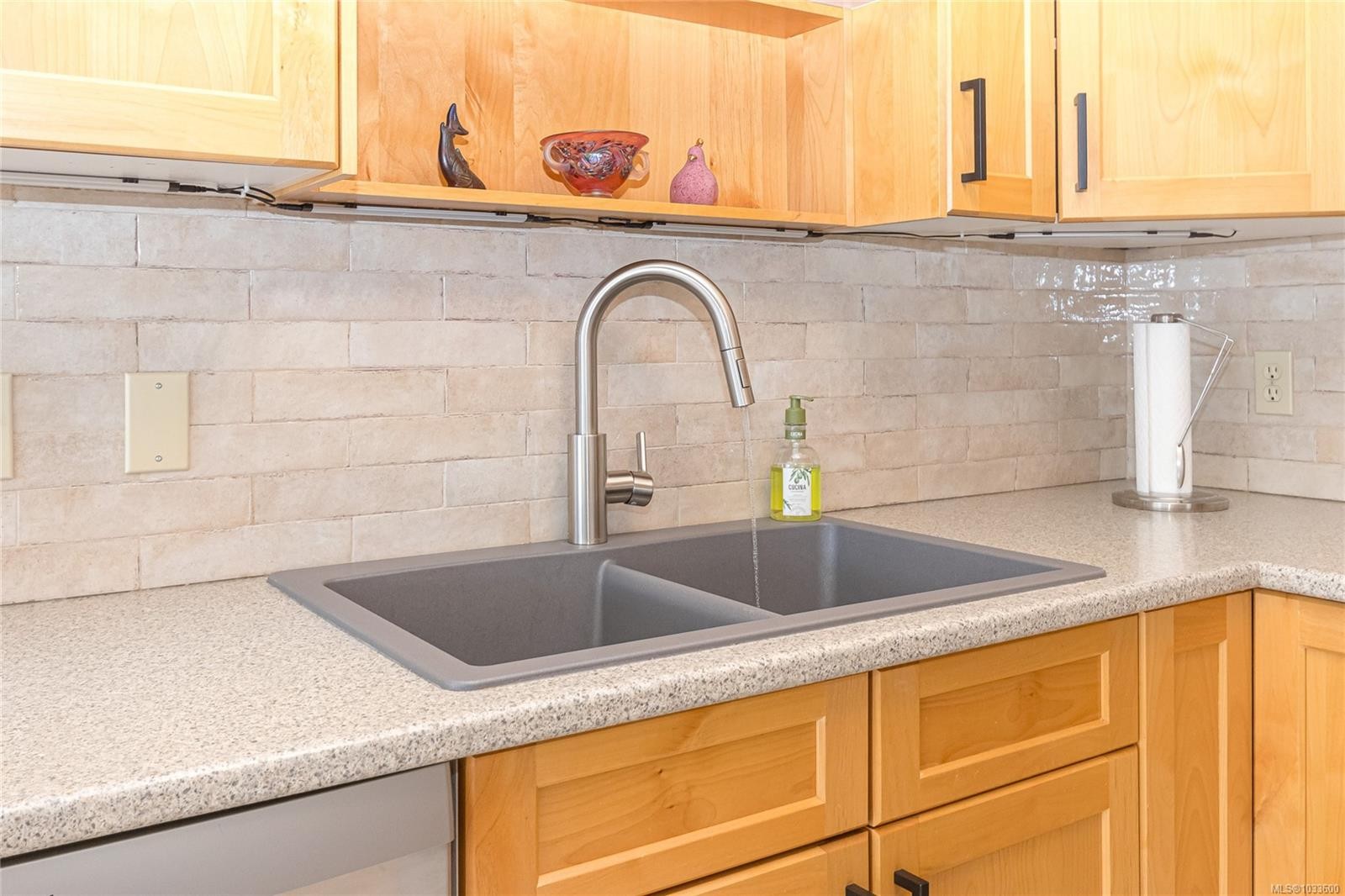 311-9919 Fourth St, Sidney, BC - Indoor Photo Showing Kitchen With Double Sink