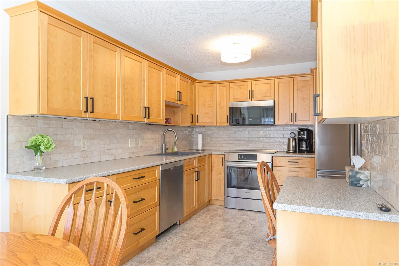 311-9919 Fourth St, Sidney, BC - Indoor Photo Showing Kitchen