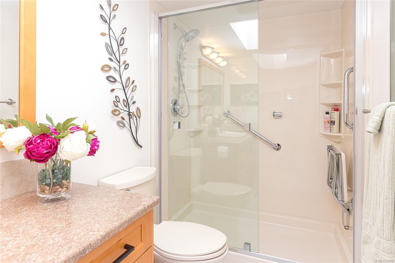 311-9919 Fourth St, Sidney, BC - Indoor Photo Showing Bathroom