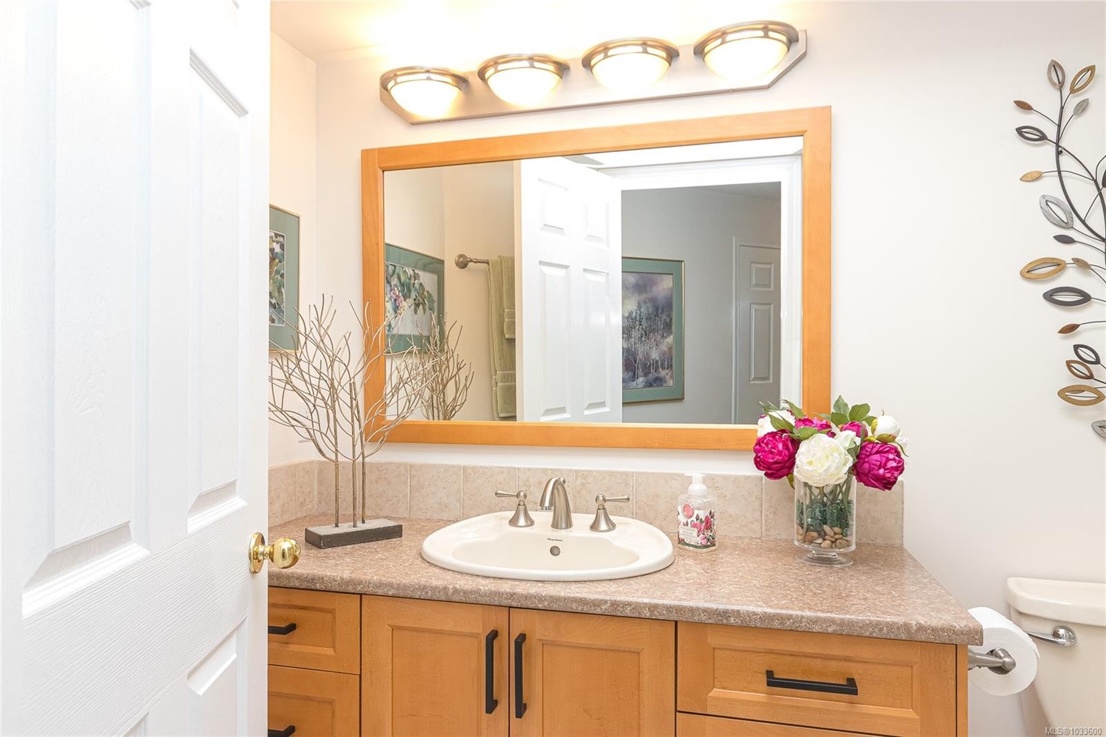 311-9919 Fourth St, Sidney, BC - Indoor Photo Showing Bathroom