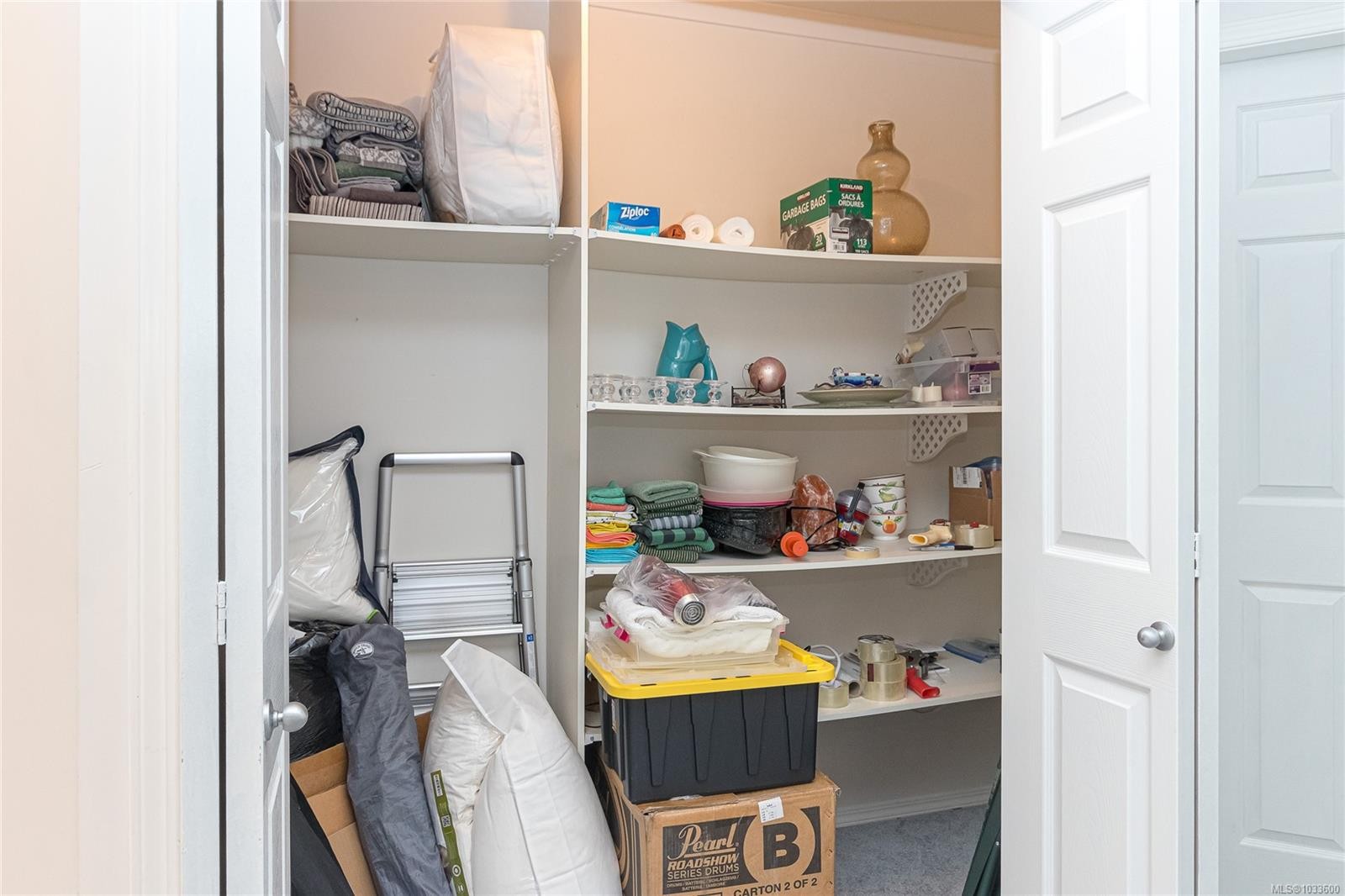 311-9919 Fourth St, Sidney, BC - Indoor