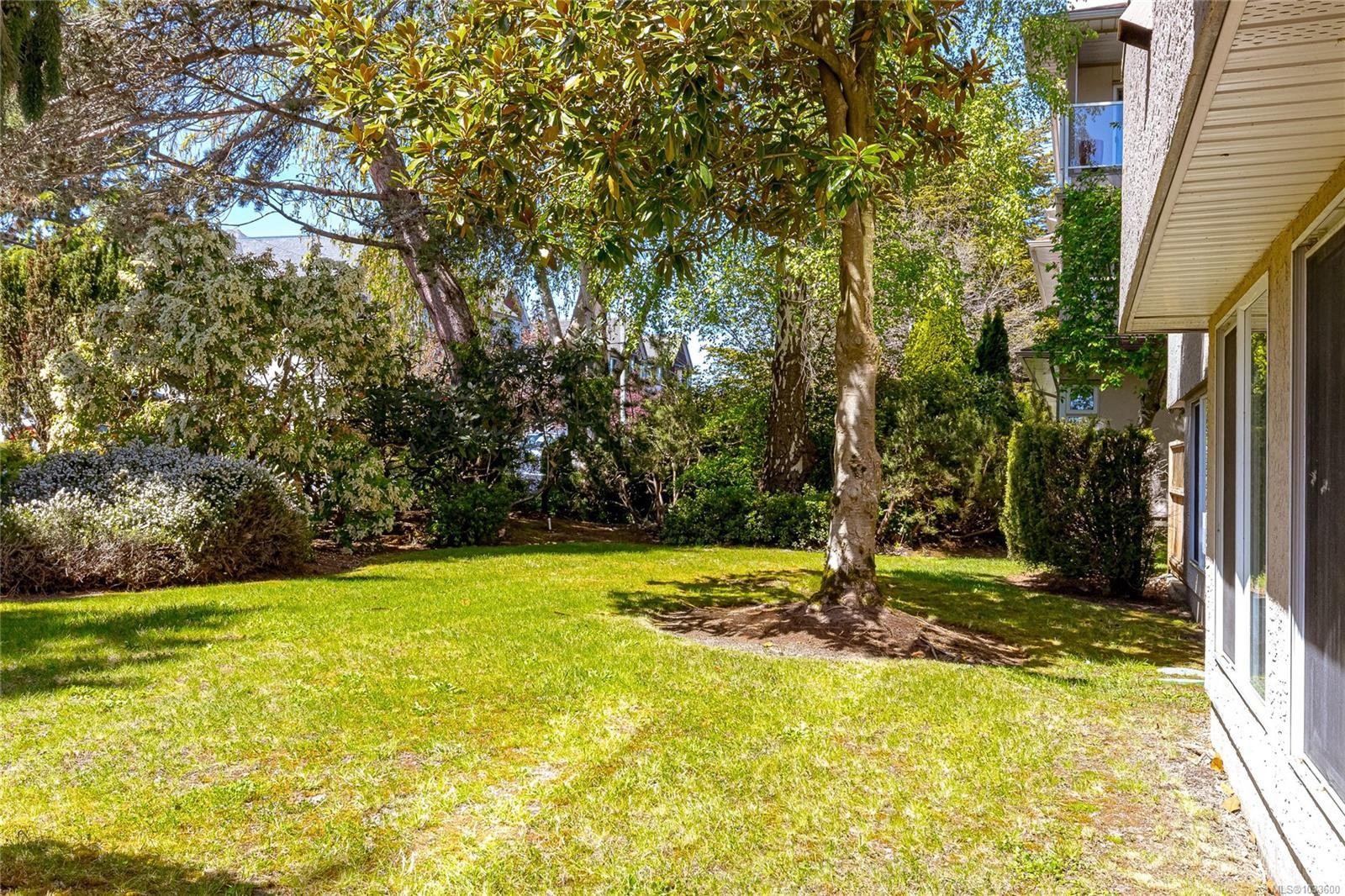 311-9919 Fourth St, Sidney, BC - Outdoor