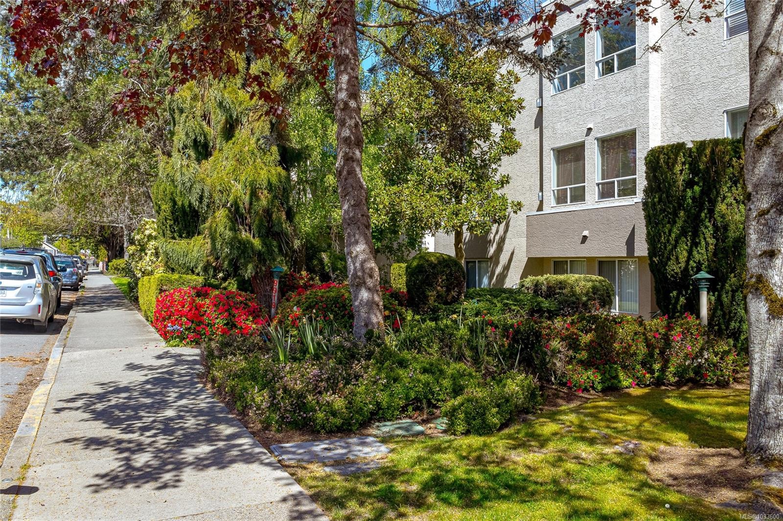 311-9919 Fourth St, Sidney, BC - Outdoor