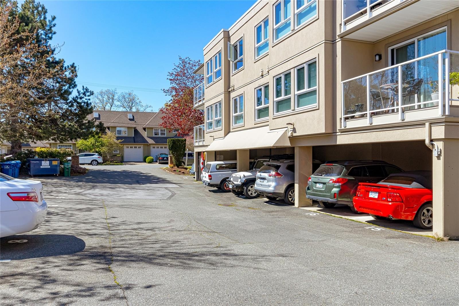 311-9919 Fourth St, Sidney, BC - Outdoor