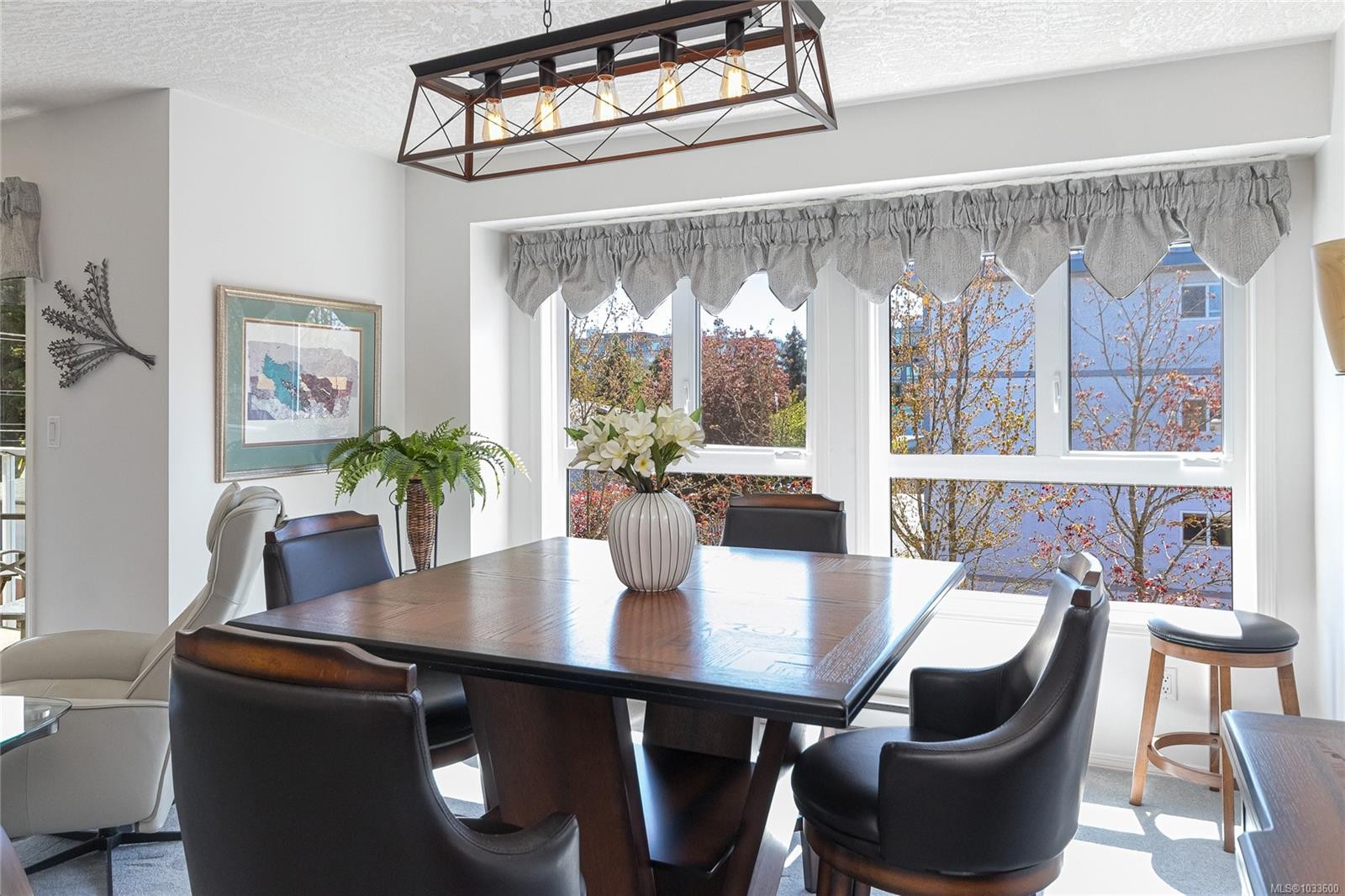311-9919 Fourth St, Sidney, BC - Indoor Photo Showing Dining Room