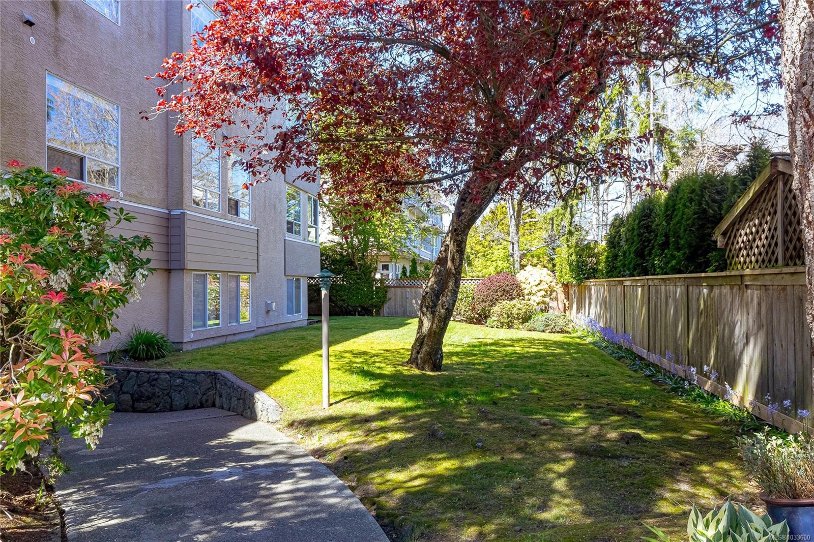 311-9919 Fourth St, Sidney, BC - Outdoor
