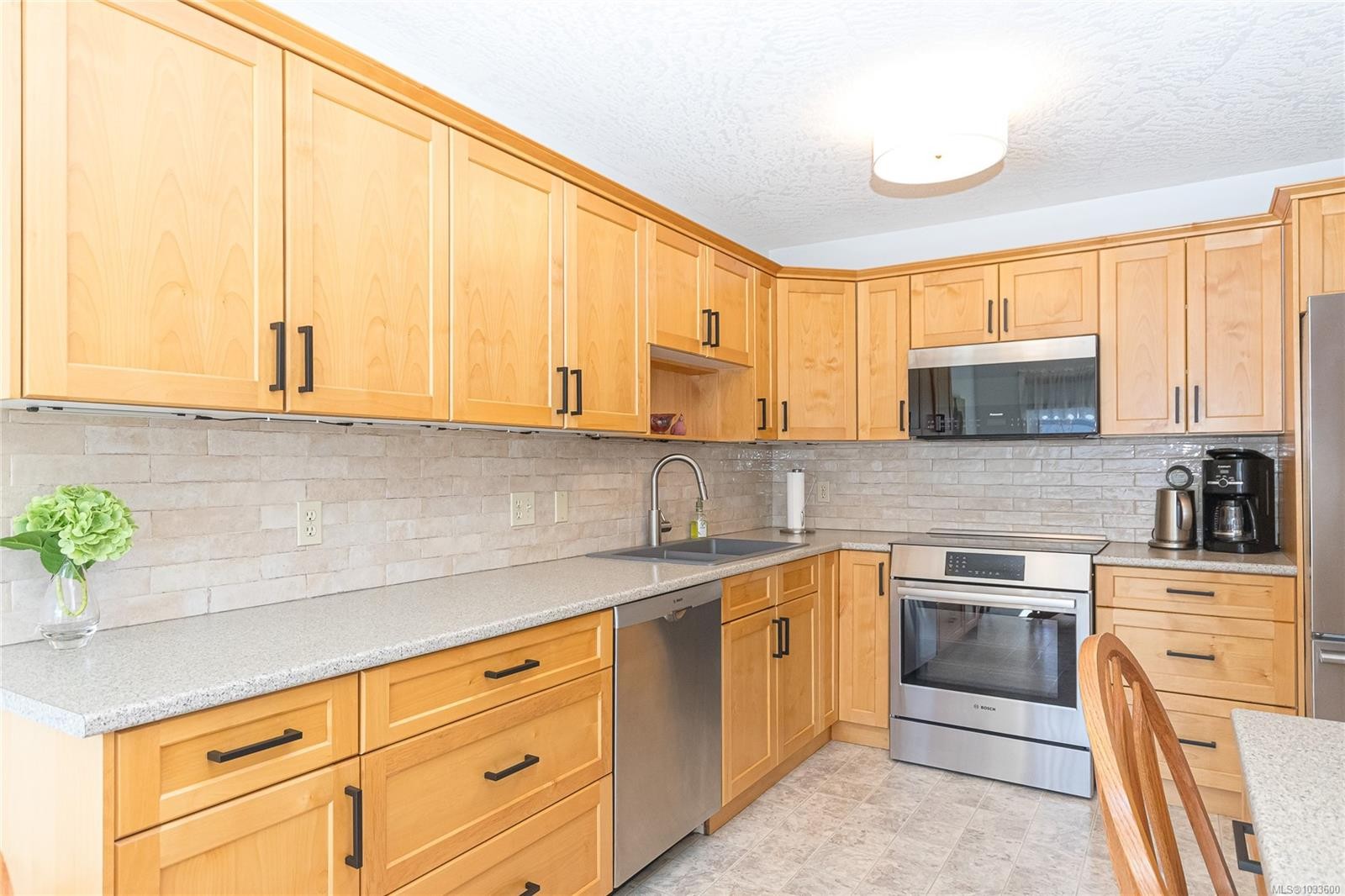 311-9919 Fourth St, Sidney, BC - Indoor Photo Showing Kitchen