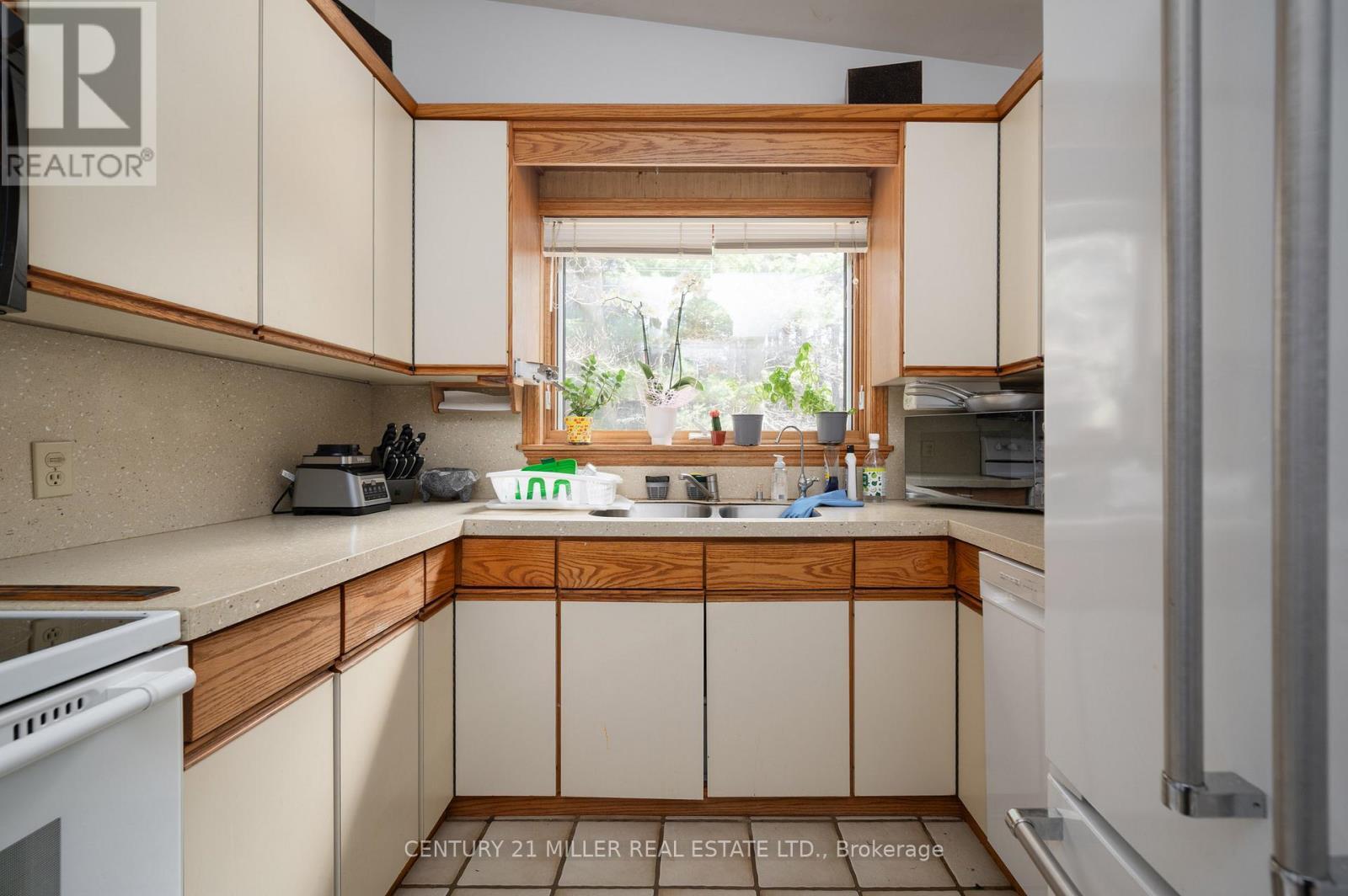 2602 No 2 Side Road, Burlington, ON - Indoor Photo Showing Kitchen With Double Sink