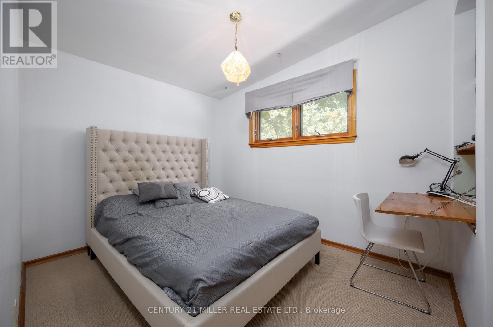 2602 No 2 Side Road, Burlington, ON - Indoor Photo Showing Bedroom