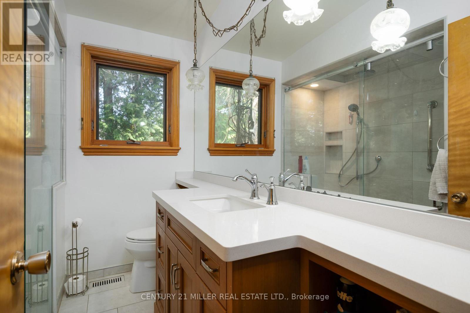 2602 No 2 Side Road, Burlington, ON - Indoor Photo Showing Bathroom