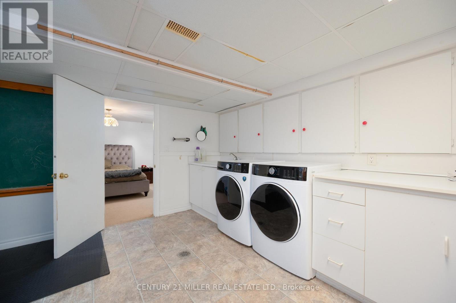 2602 No 2 Side Road, Burlington, ON - Indoor Photo Showing Laundry Room