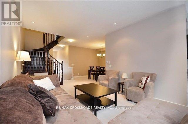 158 Harvest Hills Boulevard, Newmarket, ON - Indoor Photo Showing Living Room