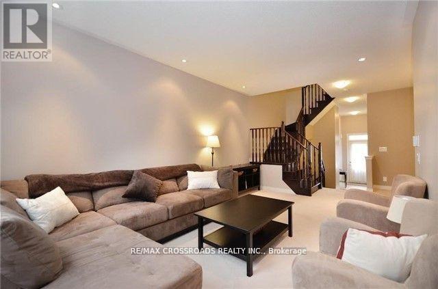 158 Harvest Hills Boulevard, Newmarket, ON - Indoor Photo Showing Living Room