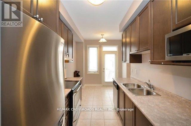 158 Harvest Hills Boulevard, Newmarket, ON - Indoor Photo Showing Kitchen With Double Sink