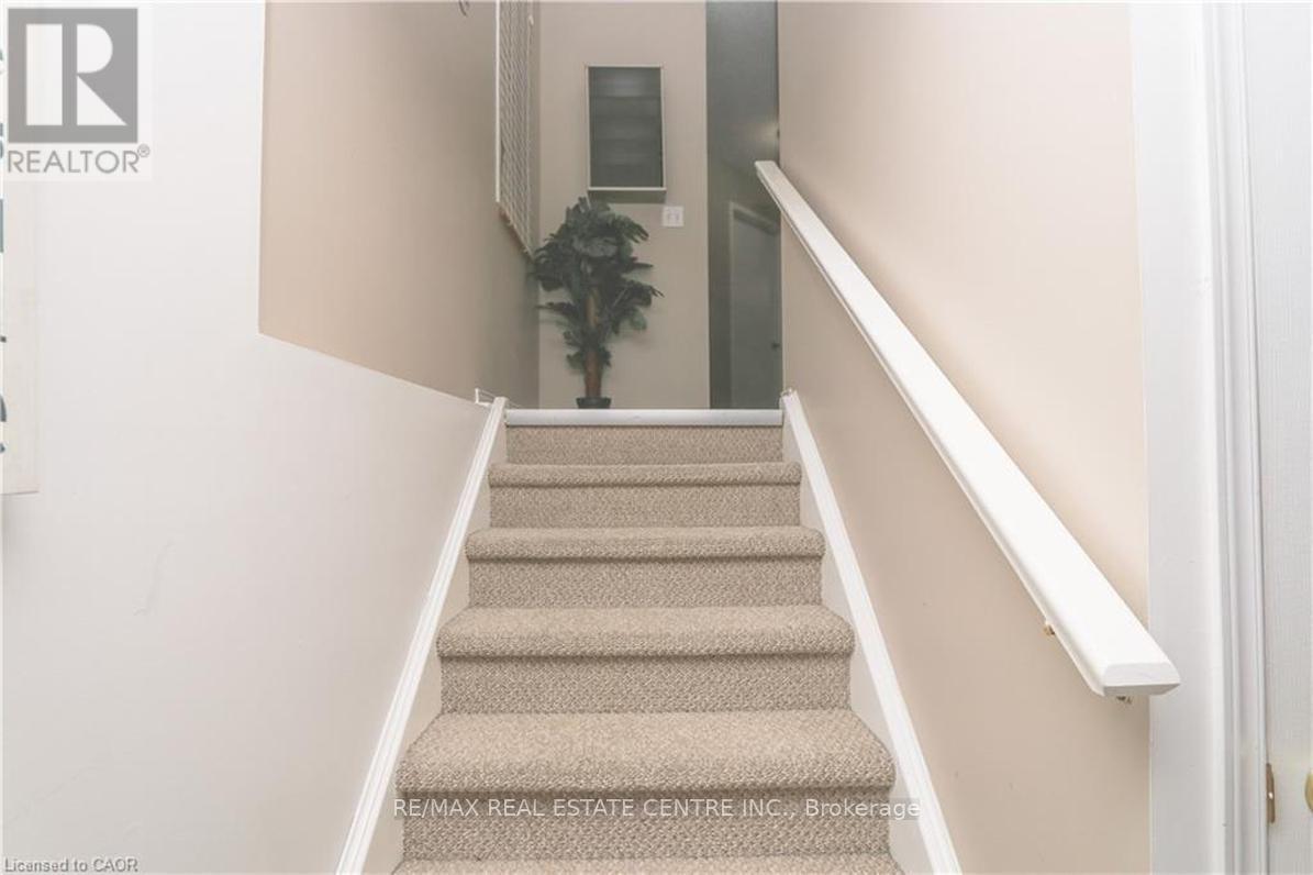 15 Gees Way, Cambridge, ON - Indoor Photo Showing Other Room