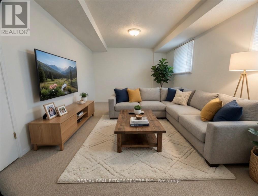 15 Gees Way, Cambridge, ON - Indoor Photo Showing Living Room
