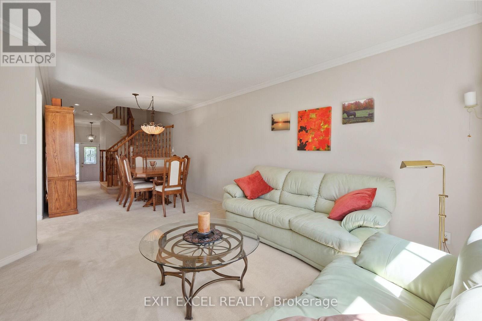 67 Hawktree, Ottawa, ON - Indoor Photo Showing Living Room