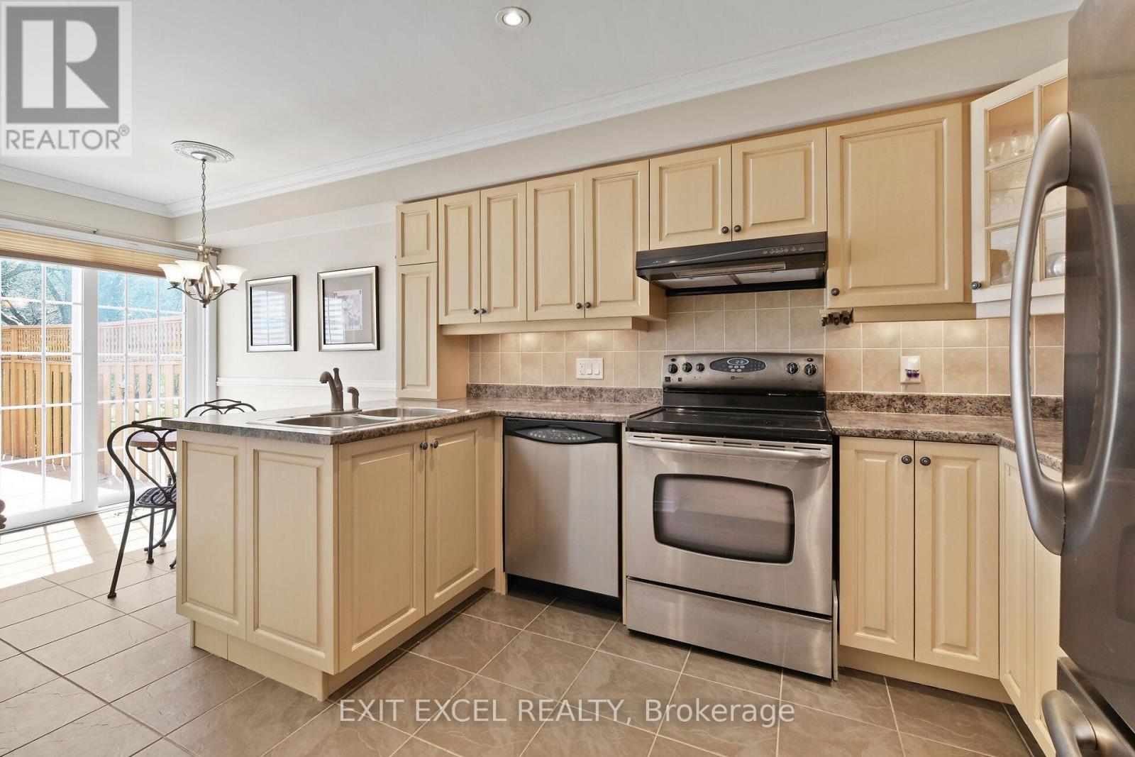 67 Hawktree, Ottawa, ON - Indoor Photo Showing Kitchen With Double Sink