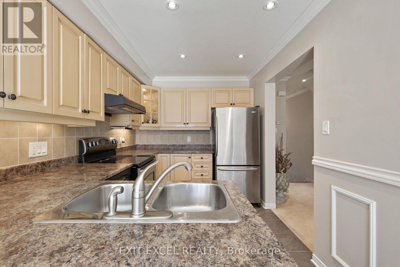 67 Hawktree, Ottawa, ON - Indoor Photo Showing Kitchen With Double Sink