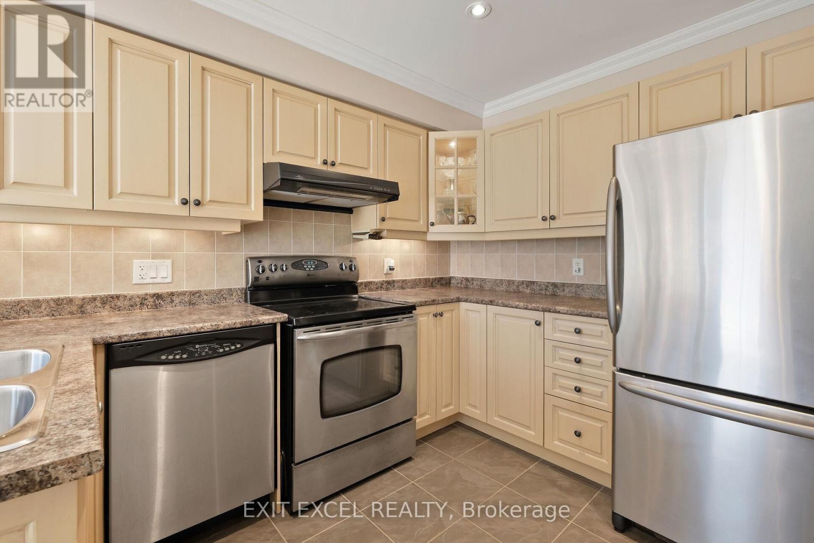 67 Hawktree, Ottawa, ON - Indoor Photo Showing Kitchen