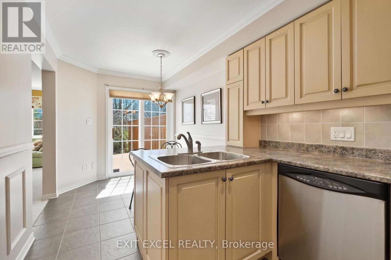 67 Hawktree, Ottawa, ON - Indoor Photo Showing Kitchen With Double Sink