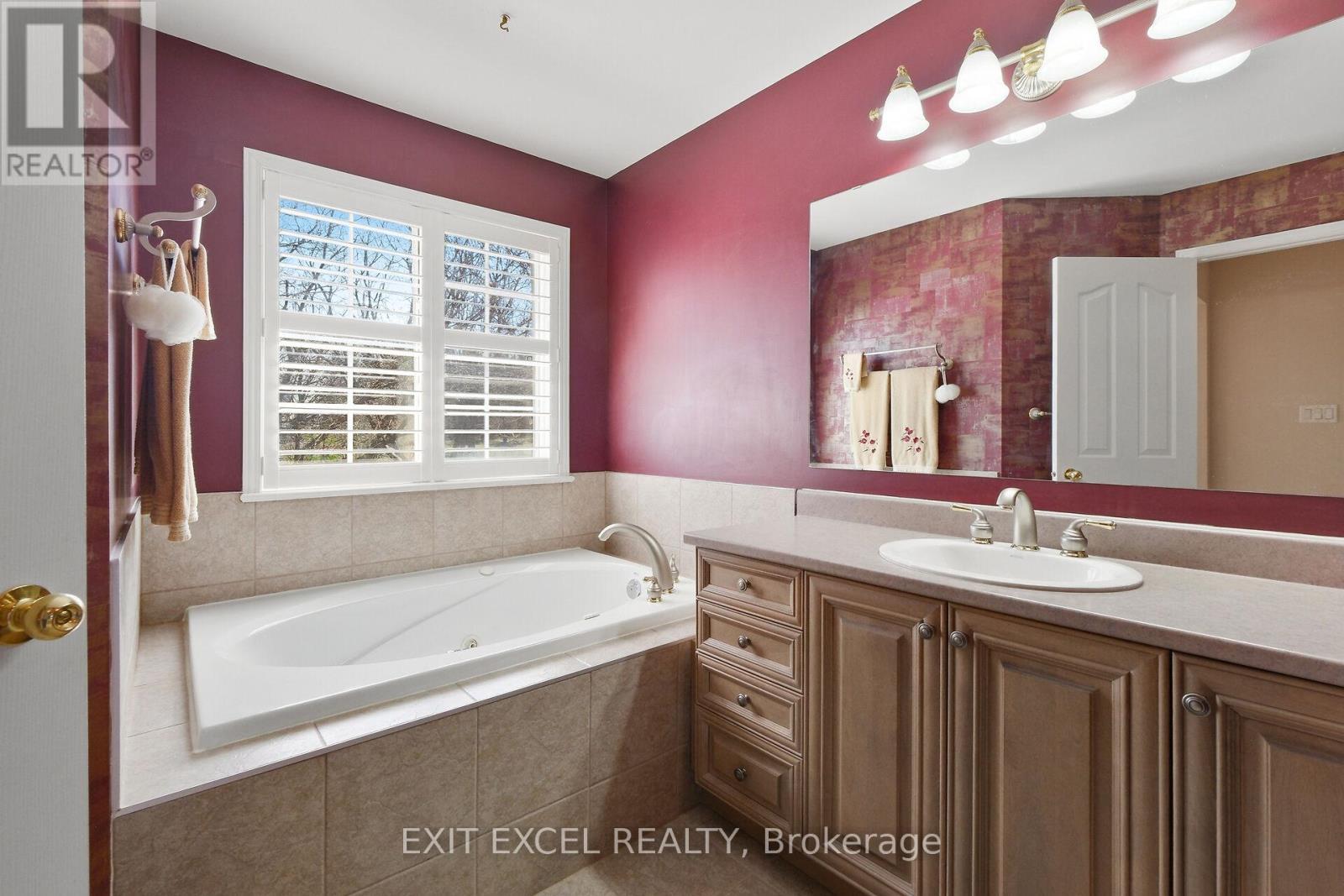 67 Hawktree, Ottawa, ON - Indoor Photo Showing Bathroom