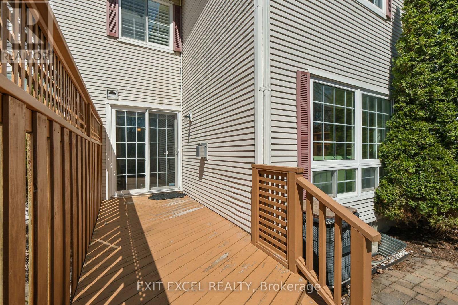 67 Hawktree, Ottawa, ON -